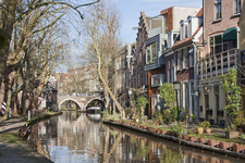 847233 Gezicht over de Oudegracht te Utrecht van bij de Bijlhouwerbrug naar het noorden, met rechts Twijnstraat aan de Werf.